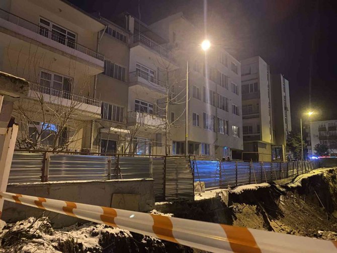 Toprak Kayması İki Apartmanı Boşalttırdı