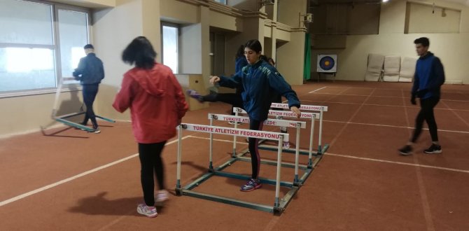 Atletler, Şampiyonalar İçin Kapalı Salonda Çalışıyor