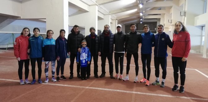 Atletler, Şampiyonalar İçin Kapalı Salonda Çalışıyor