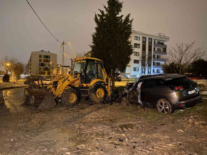 Tuzla’da Kaza Yapan Sürücü Şoka Girdi: “Keşke Ben Ölseydim”