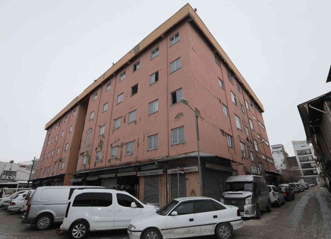 Van Büyükşehir Belediyesinin Hasarlı İki Hizmet Binası İçin Yıkım Kararı