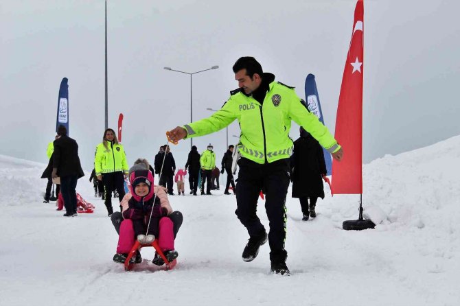 Van’da ‘Kızakla Kayma Festivali’ Renkli Görüntülere Sahne Oldu