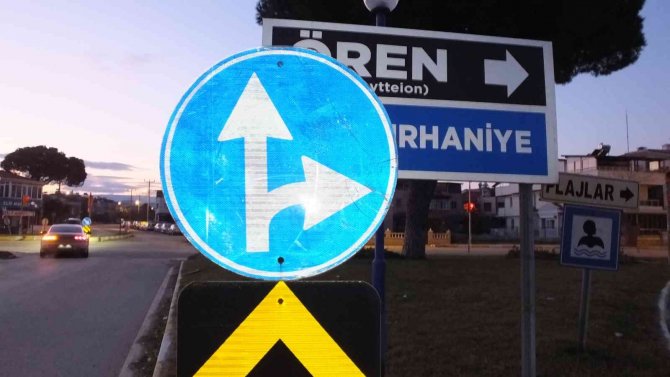 Burhaniye’de Duyarlı Vatandaşların Tabela Tepkisi