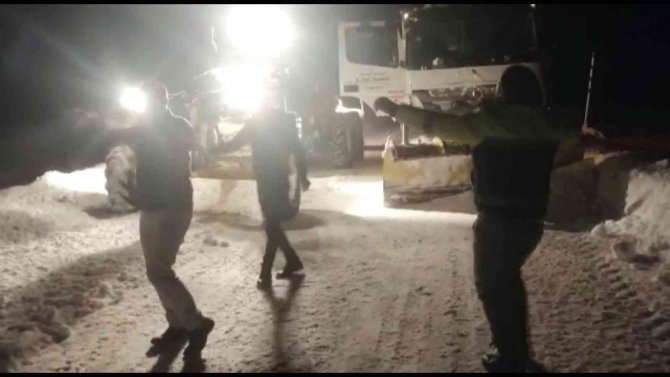 Yozgat’ta 247 Köy Yolunu Ulaşıma Açtılar, Sevinçlerini Oyun Havası Eşliğinde Gösterdiler
