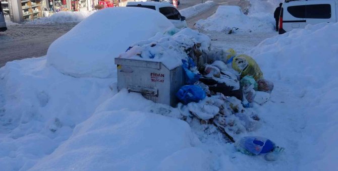 Yozgat’ta Yollar Ve Kaldırımlar Çöp Yığınıyla Doldu