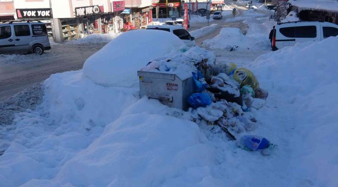 Yozgat’ta Yollar Ve Kaldırımlar Çöp Yığınıyla Doldu