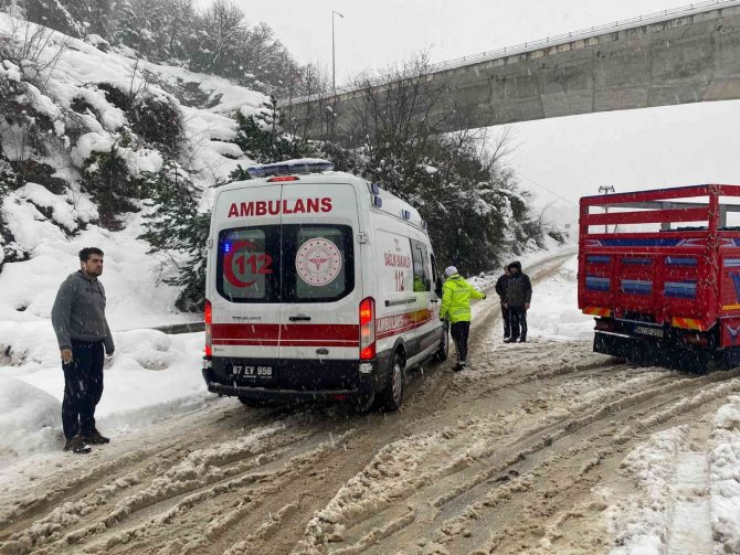 Heyelanda Kar Küreme Aracının Şoförü Yaralandı