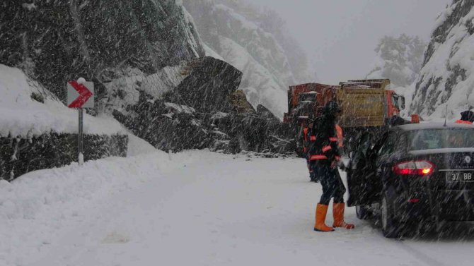 Zonguldak-i̇stanbul Karayolundaki Heyelan Sonrası Çalışma Başlatılacak