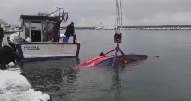 Kar Yağışı Sonrası Limandaki 6 Tekne Su Altında Kaldı