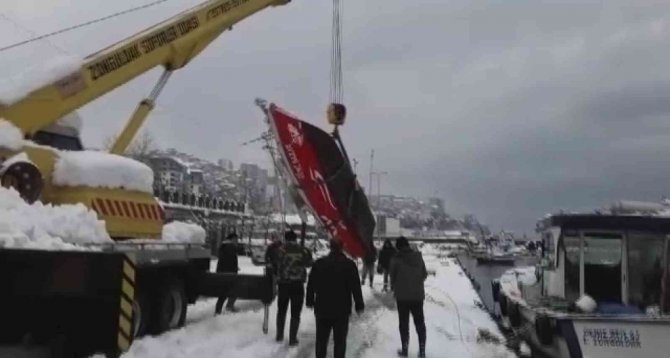 Kar Yağışı Sonrası Limandaki 6 Tekne Su Altında Kaldı