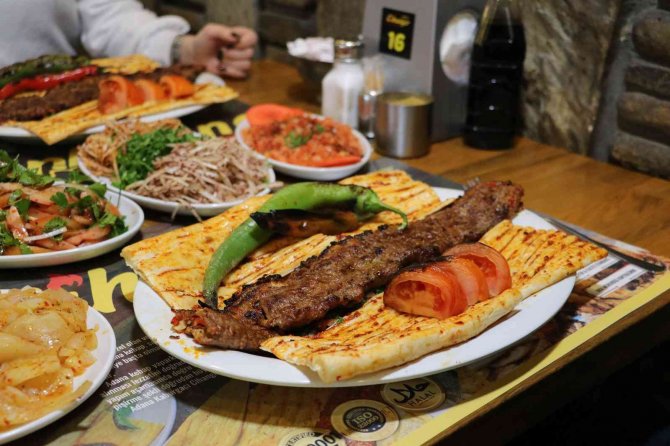"İ̇ki Yüzlü Kebabın" Ünü Sınırları Aştı
