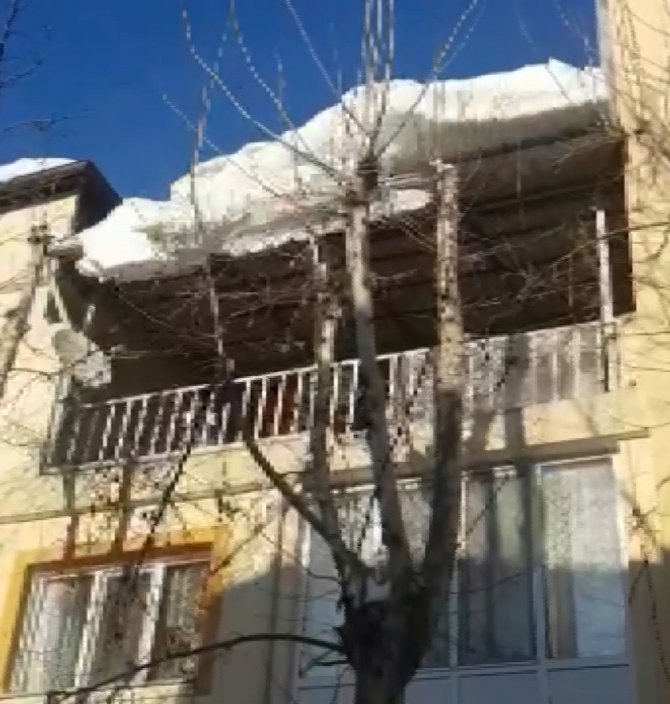 Tonlarca Kar Kütlesi Saniyeler İçerisinde Çatıdan Düştü