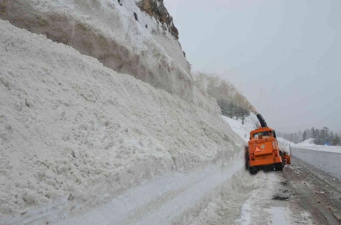 Antalya’nın Akseki İlçesinde 51 Mahallenin De Yolu Kardan Temizlendi