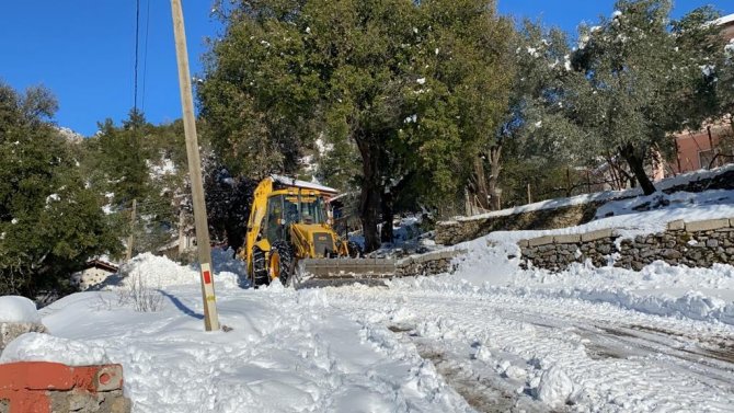 Antalya’nın Akseki İlçesinde 51 Mahallenin De Yolu Kardan Temizlendi