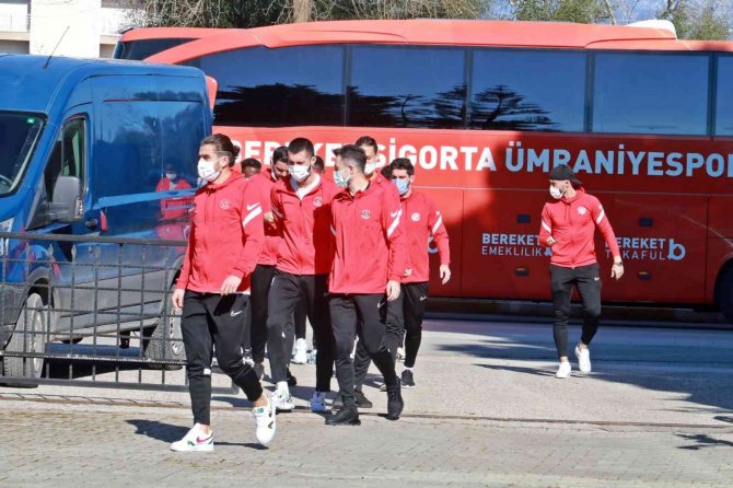 Antalya’da Kamp Yapan Süper Lig Ekipleri Cuma Namazını ‘Dinler Bahçesi’nde Kıldı
