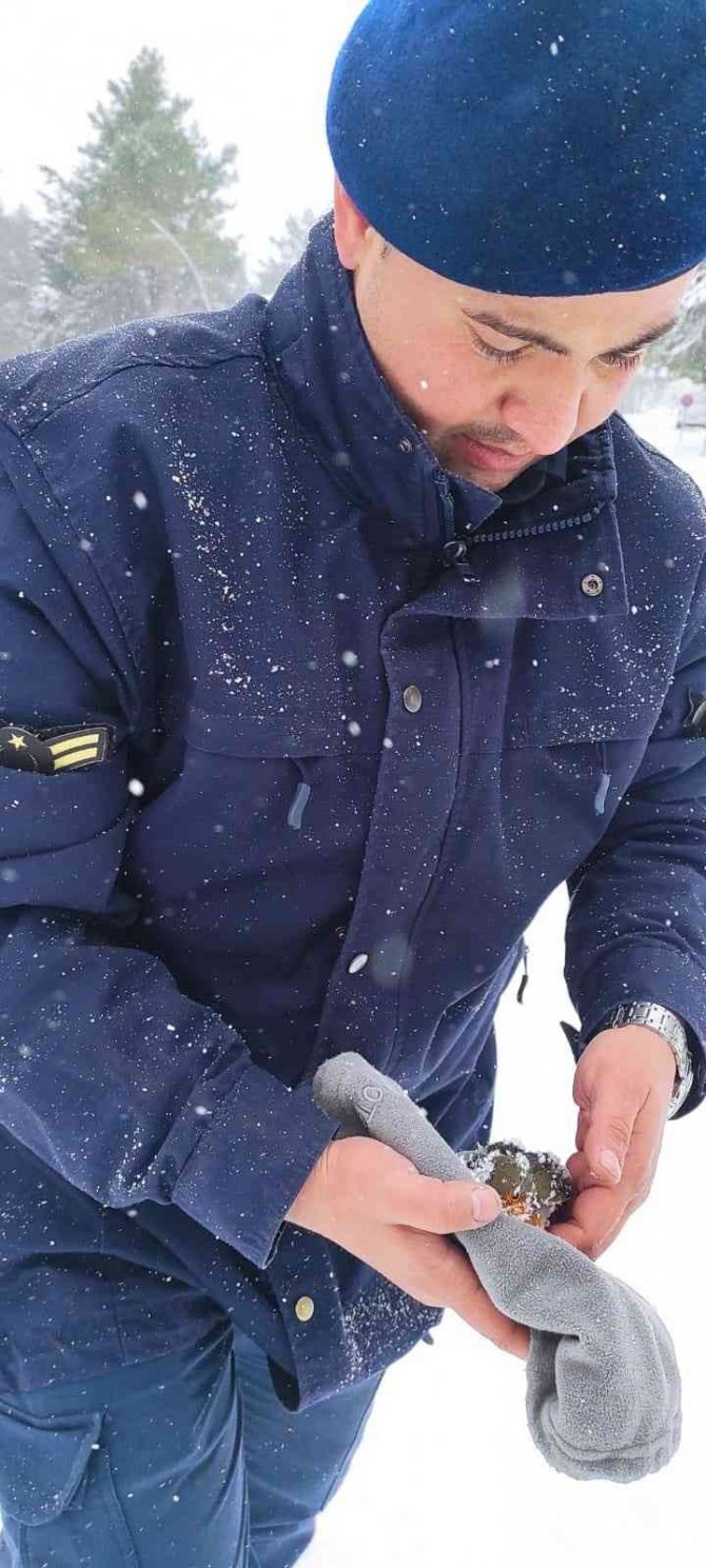 Jandarma, Soğuktan Donmak Üzere Olan Kuşu Kendi Kıyafetiyle Isıttı