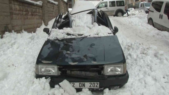 Otomobilin Üzerine Düşen Kar Tavanı Çökertti: O Anlar Kamerada