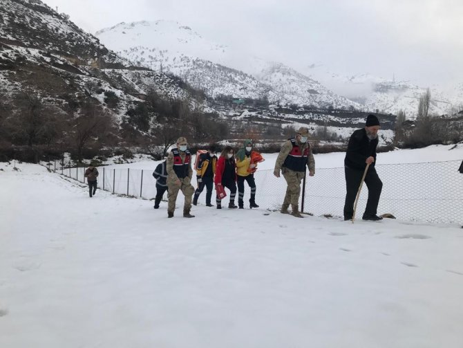 Batman’da Ayağı Yanan Zeriye Ninenin İmdadına Jandarma Ekipleri Yetişti