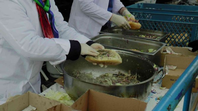 Beykoz’da 5 Bin Kişiye 1 Ton Hamsi İkramı