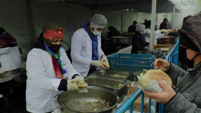 Beykoz’da 5 Bin Kişiye 1 Ton Hamsi İkramı