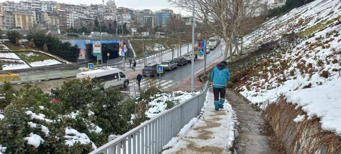 Beyoğlu Belediyesi’nden Buzlanmaya Karşı Yoğun Mesai