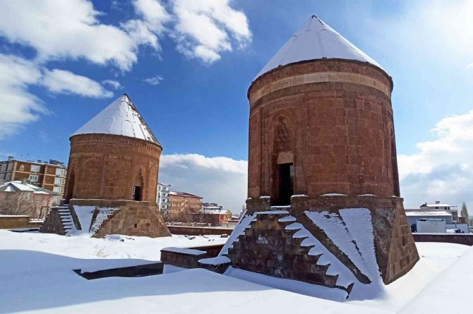 ’Sakin Şehir’ Ahlat’ın Tarihi Mekanlarından Kartpostallık Kar Manzaraları