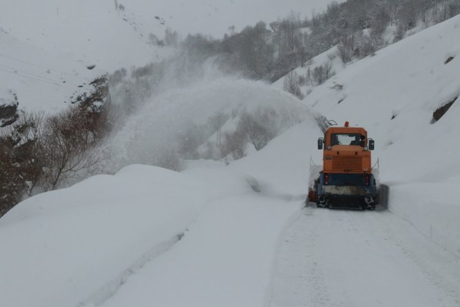Bitlis’te Tipi Ve Fırtınaya Rağmen Köy Yolları Açılıyor