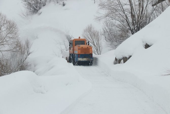 Bitlis’te Tipi Ve Fırtınaya Rağmen Köy Yolları Açılıyor