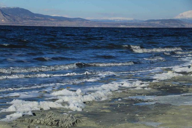 Kar Yağışının Ardından Burdur Gölü Köpüklendi