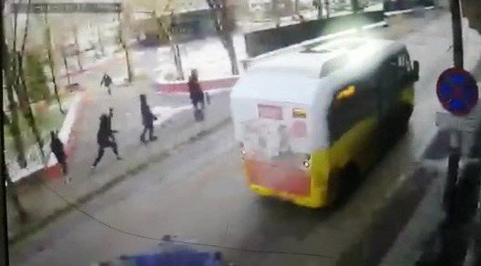 Bursa’da Otobüse Kartopu Atan Çocukları Kovalayan Otobüs Şoförü Bıçaklandı