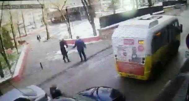 Bursa’da Otobüse Kartopu Atan Çocukları Kovalayan Otobüs Şoförü Bıçaklandı