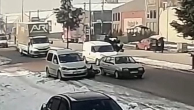 Motosiklet Sürücüsünün İki Araç Arasına Sıkıştığı Kaza Kamerada