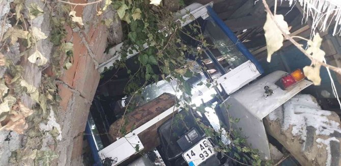 Kar Çatıları Çökertti