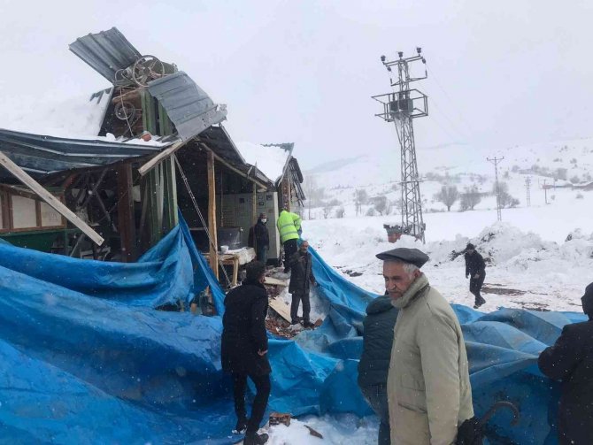 Kar Yağışına Dayanamayan Un Değirmeni Çöktü