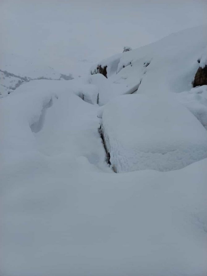 Elazığ’da Kar Kalınlığı 2 Buçuk Metreyi Buldu, Komşularına Gitmek İçin Tünel Açtılar