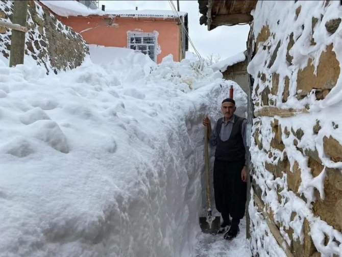 Elazığ’da Kar Kalınlığı 2 Buçuk Metreyi Buldu, Komşularına Gitmek İçin Tünel Açtılar