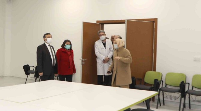 Rektör Çalış, Tıp Fakültesi Merkezi Derslikler Binasında İncelemede Bulundu