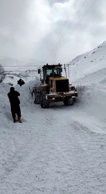 Çat’ta Çığ Düşmesi Sonucu Yolda Mahsur Kalan Vatandaşlar Büyükşehir Belediyesi Ekiplerince Kurtarıldı