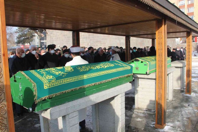 Çığ Altında Hayatını Kaybeden Amca Çocukları Son Yolculuğuna Uğurlandı