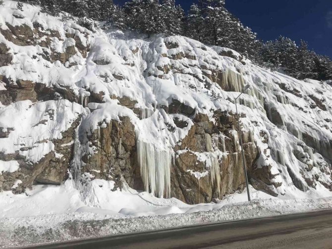 Zigana Dağı’nda Devasa Buz Sarkıtları Şaşırtıyor