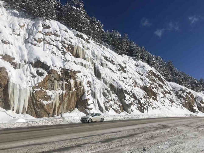 Zigana Dağı’nda Devasa Buz Sarkıtları Şaşırtıyor