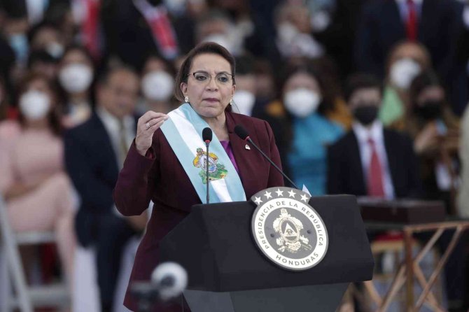 Honduras’ın İlk Kadın Devlet Başkanı Xiomara Castro Yemin Etti