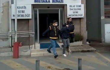 İ̇zmir’de Kuyumcuyu Soyan Zanlı Kıskıvrak Yakalandı