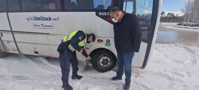 Yolcu Otobüsüne Gizlice Bindi, Emniyet Kemeri Takmayan Yolcuları Uyardı