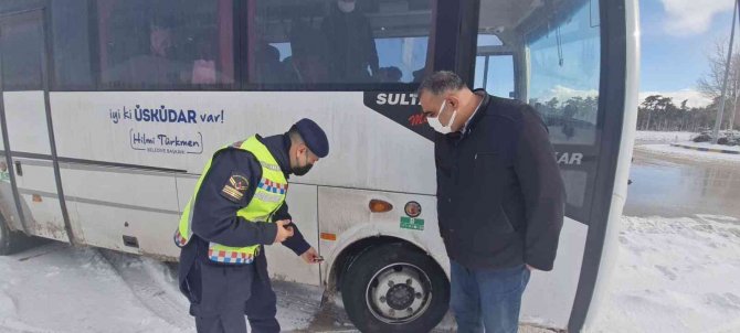 Yolcu Otobüsüne Gizlice Bindi, Emniyet Kemeri Takmayan Yolcuları Uyardı