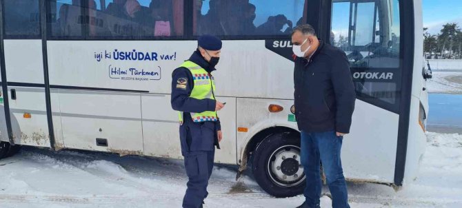 Yolcu Otobüsüne Gizlice Bindi, Emniyet Kemeri Takmayan Yolcuları Uyardı