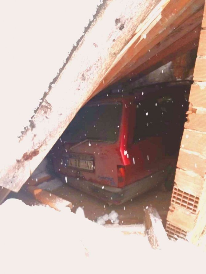 Çatısı Kara Dayanamayan Garaj, Araçların Üzerine Çöktü
