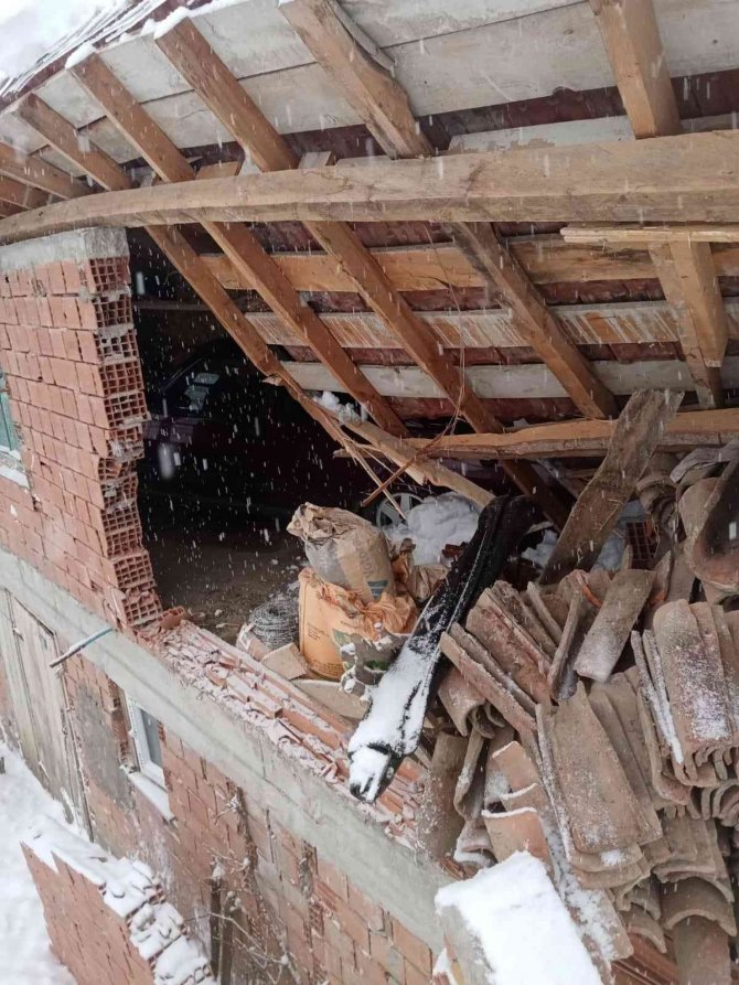 Çatısı Kara Dayanamayan Garaj, Araçların Üzerine Çöktü