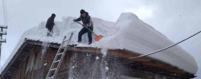 Vatandaşlar Evlerinin Çatılarındaki Kar Kütlelerini Temizlemeye Çalışıyor