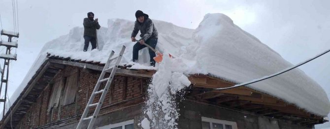 Vatandaşlar Evlerinin Çatılarındaki Kar Kütlelerini Temizlemeye Çalışıyor
